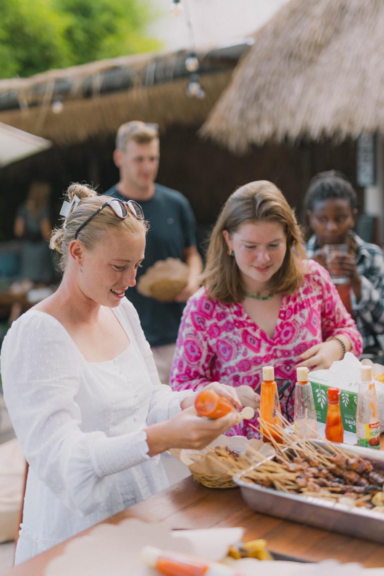 What The Duck Backpackers Canggu  Exterior photo